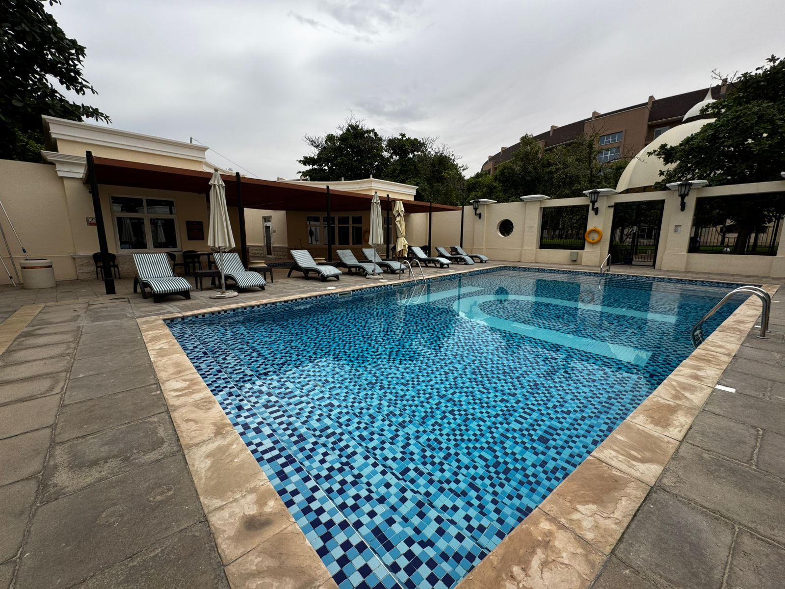 Large 3+M | Community view| Vacant