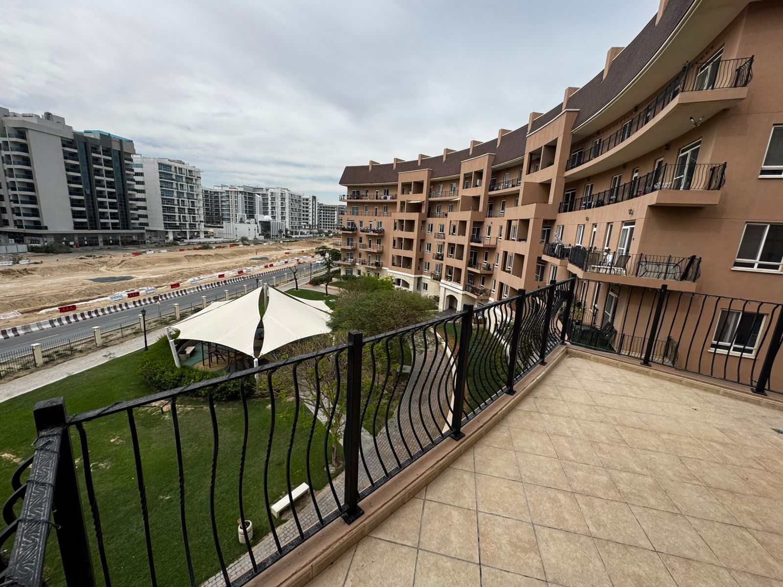 Large 3+M | Community View| Vacant