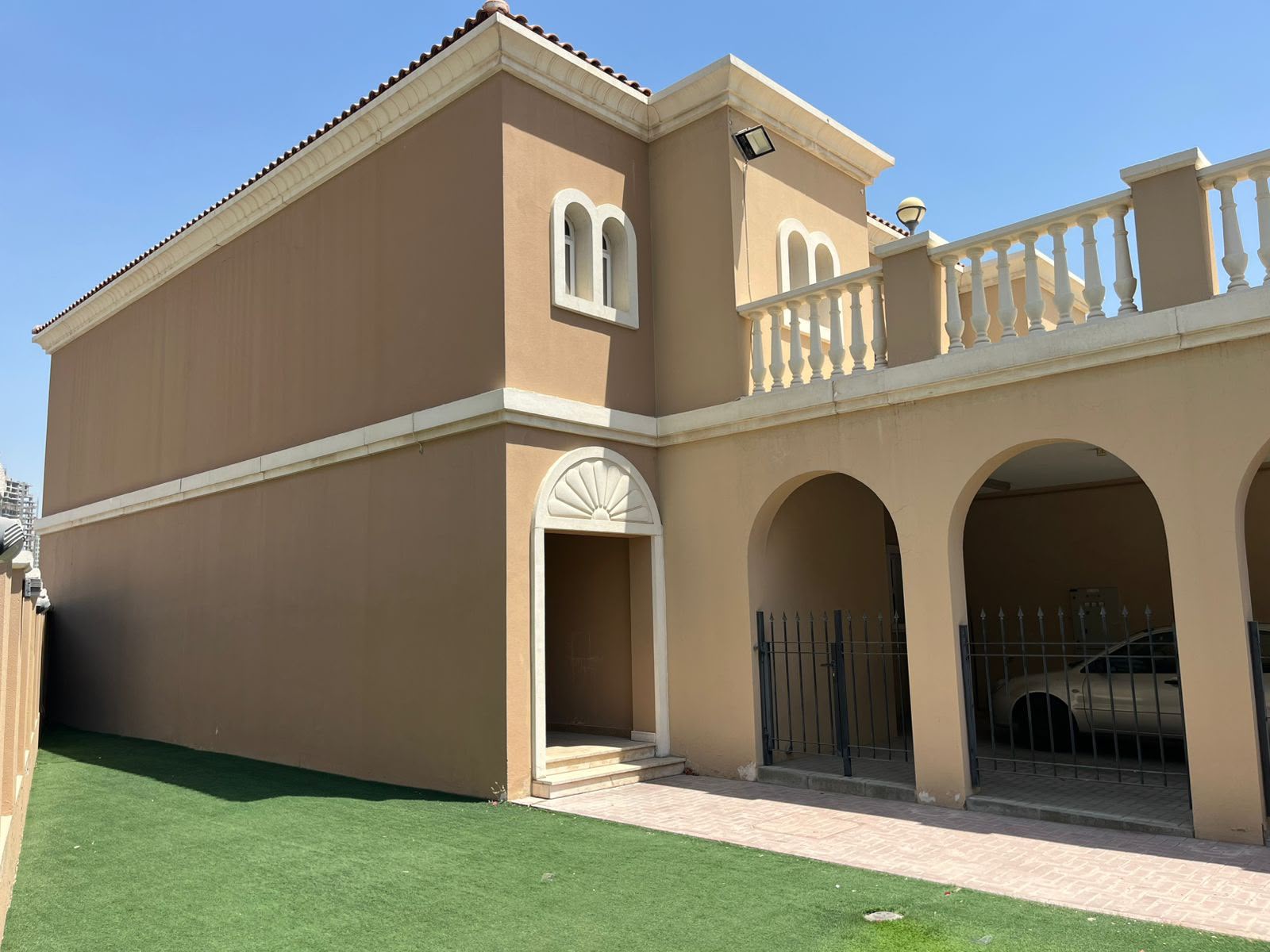HUGE LAYOUT | CORNER UNIT | READY TO MOVE |