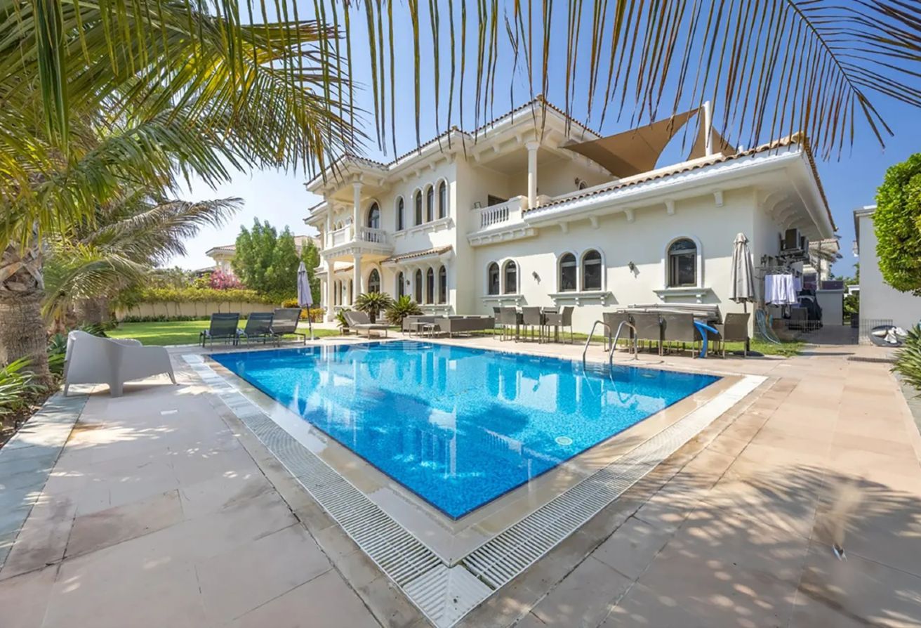 Palm Jumeirah — Expansive Layout | Beach front | Excellent garden